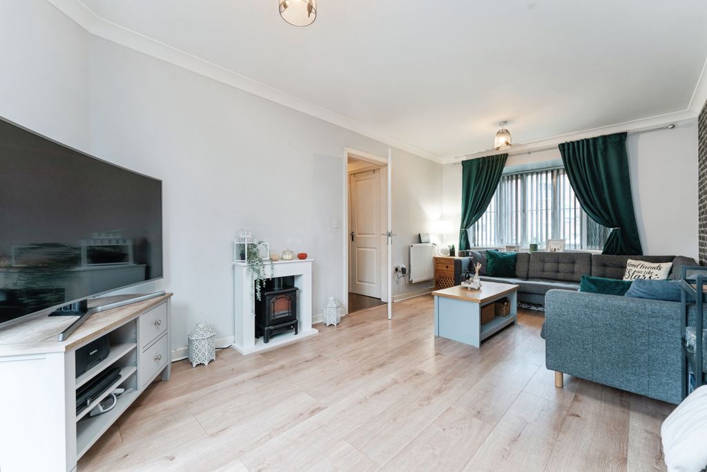 Property photo 3 of 20 Lounge