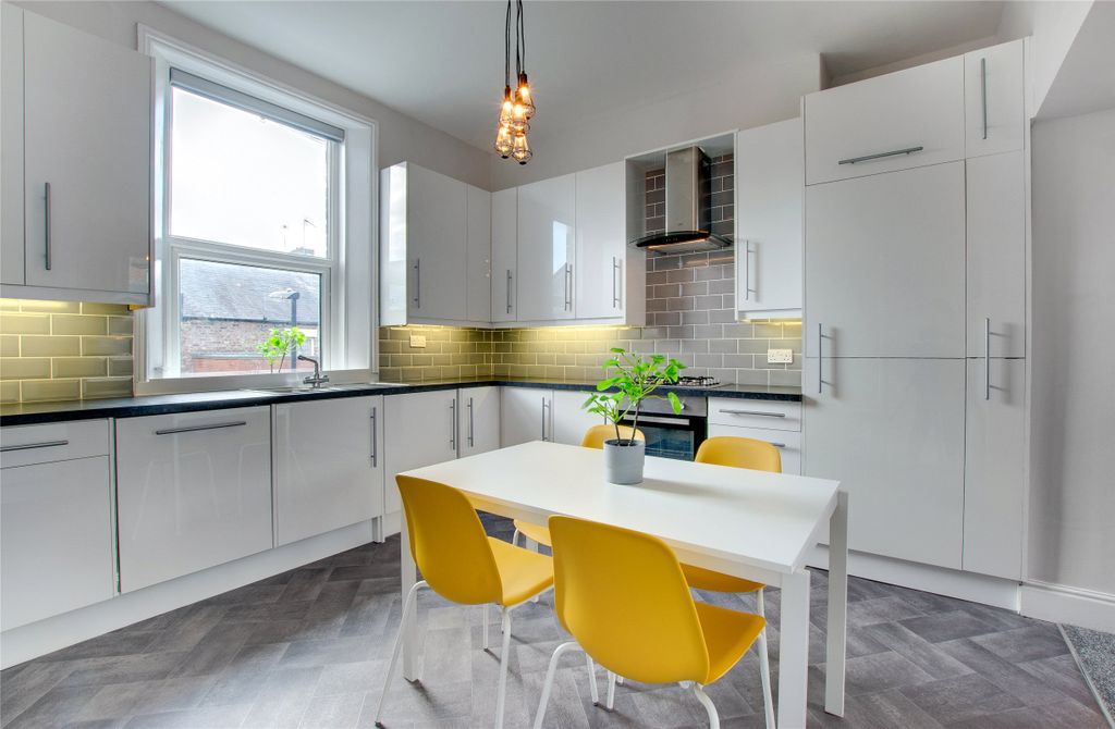 Property photo 1 of 14 Dining Kitchen