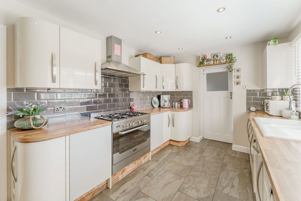 Property photo 3 of 59