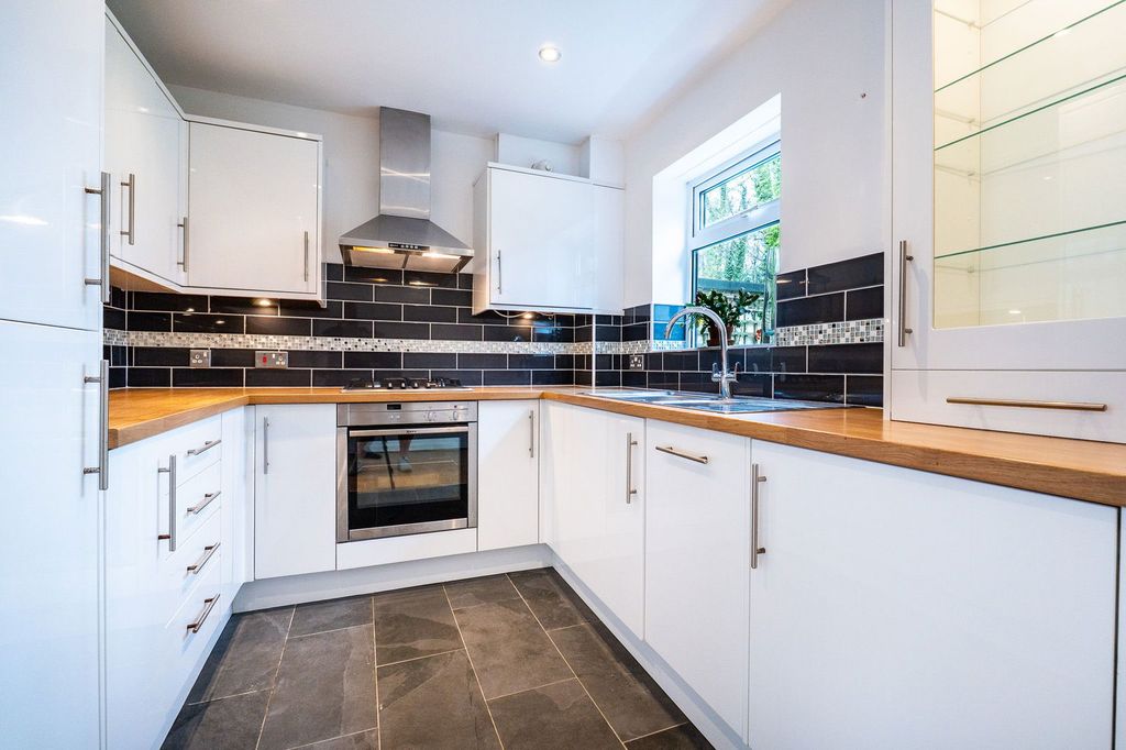 Property photo 2 of 25