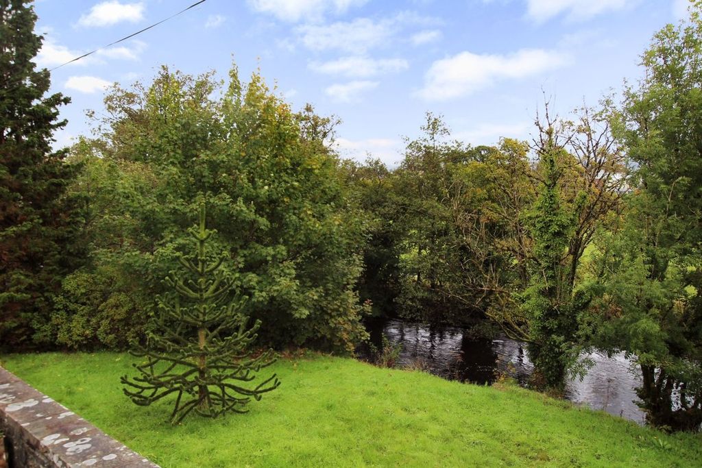 Property photo 2 of 34
