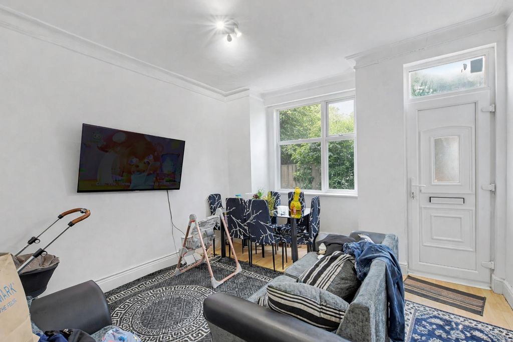 Property photo 3 of 8 Lounge.Png