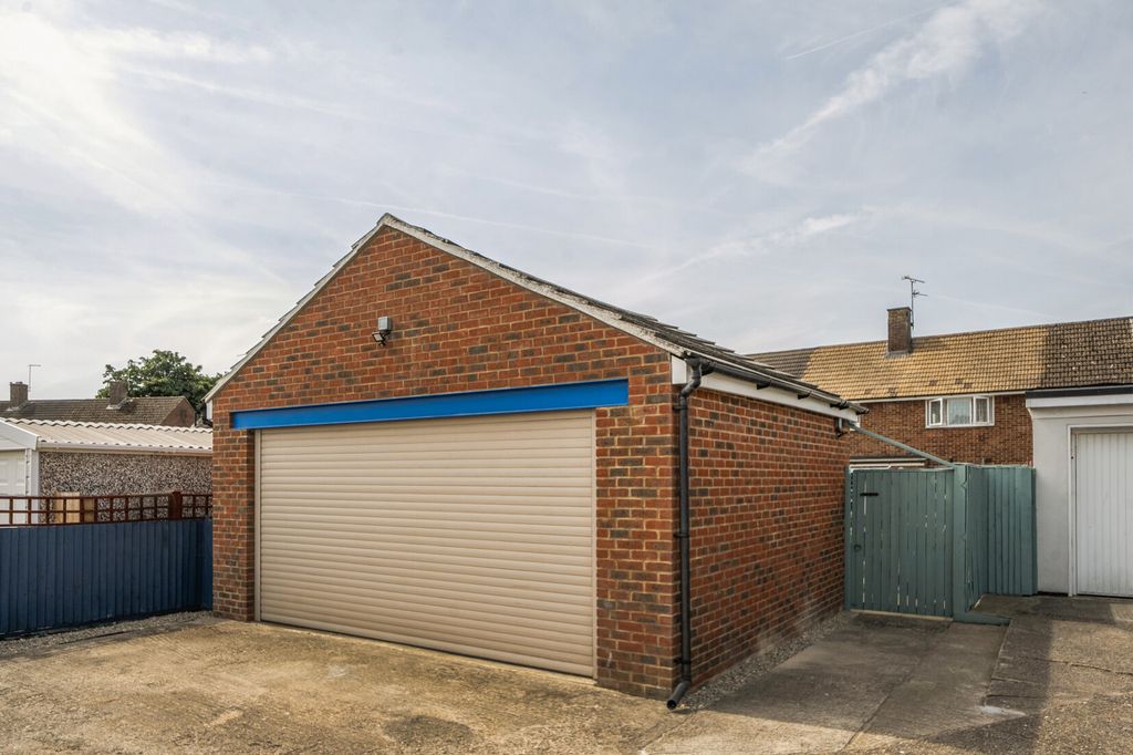 Property photo 2 of 20 Garage