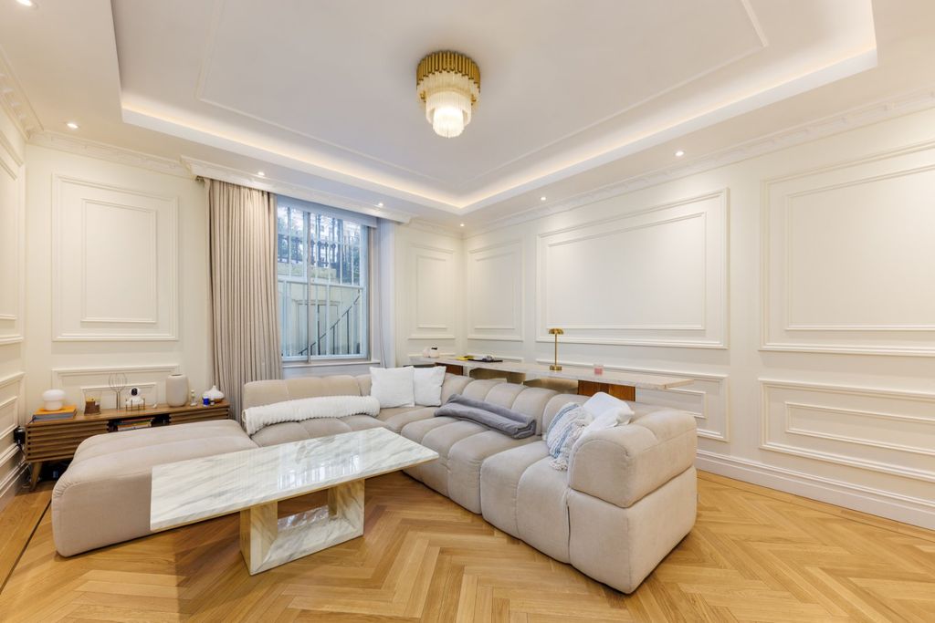 Property photo 2 of 7 Living Room