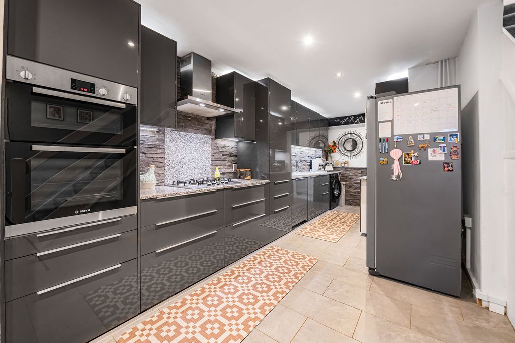 Property photo 2 of 26