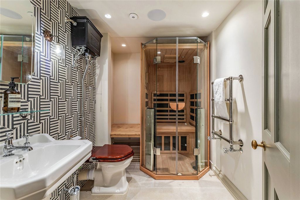Additional image 17 of 6 bed detached house for saleChurch Gate, High Street, Edlesborough, Buckinghamshire LU6