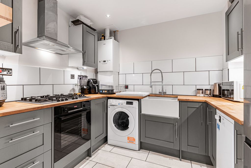 Property photo 3 of 26 Kitchen