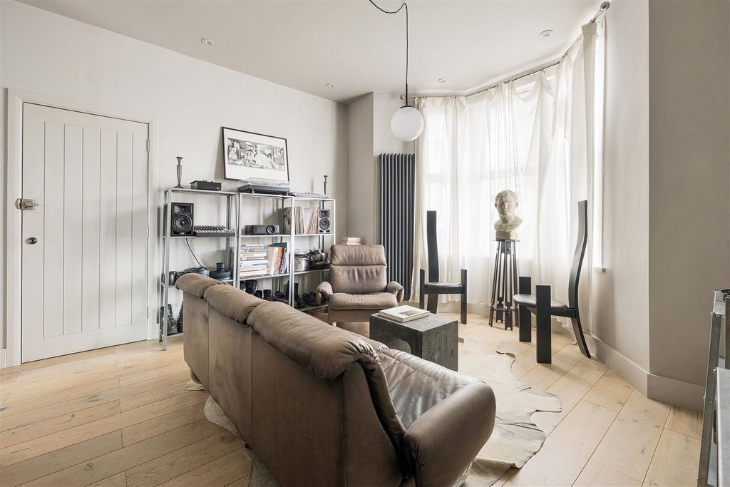 Property photo 2 of 18 Leytonstone Road, E15