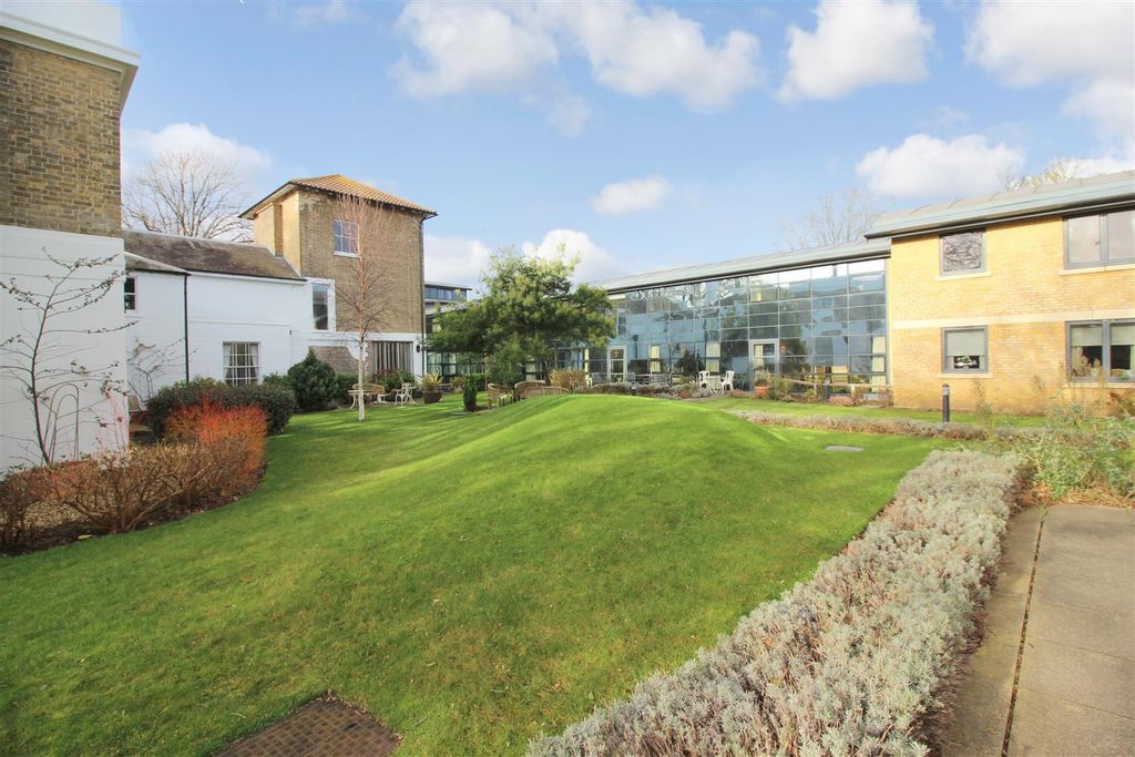 Property photo 2 of 35 Communal Gardens.Jpg