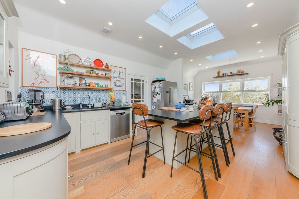 Property photo 2 of 35