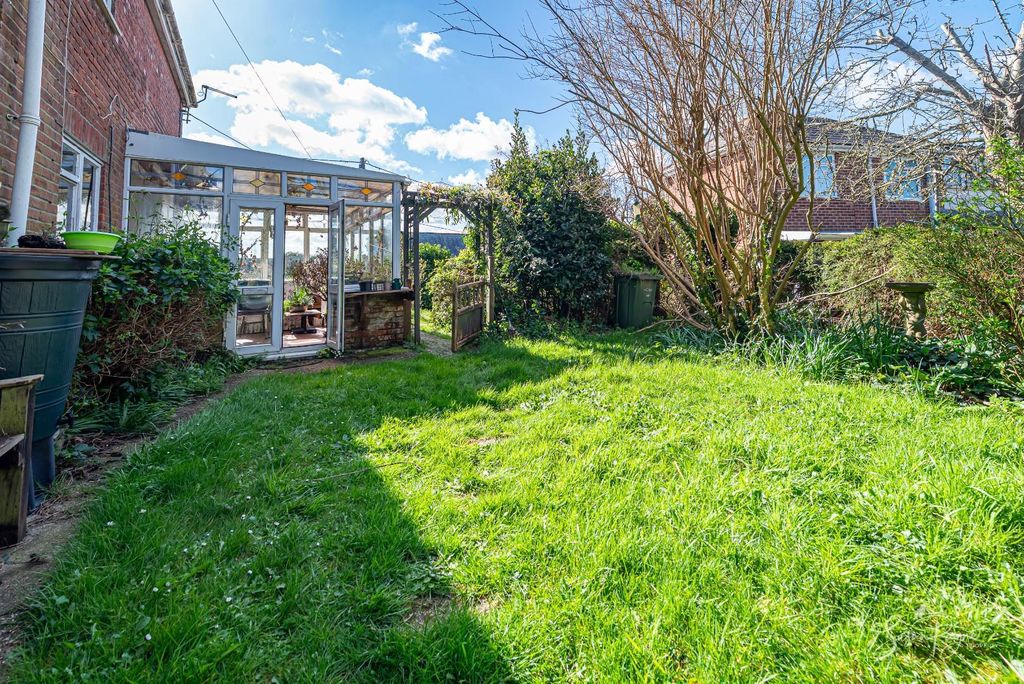 Property photo 2 of 31 Side Garden