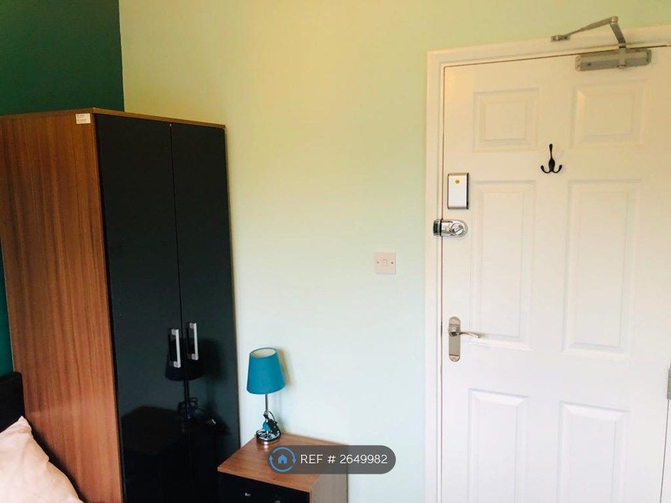 Property photo 3 of 19 Room 3 - Available On 7th December (£600)