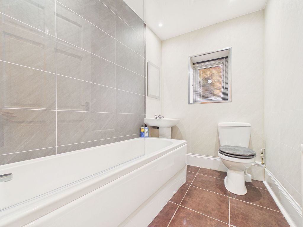 Property photo 3 of 9 Bathroom