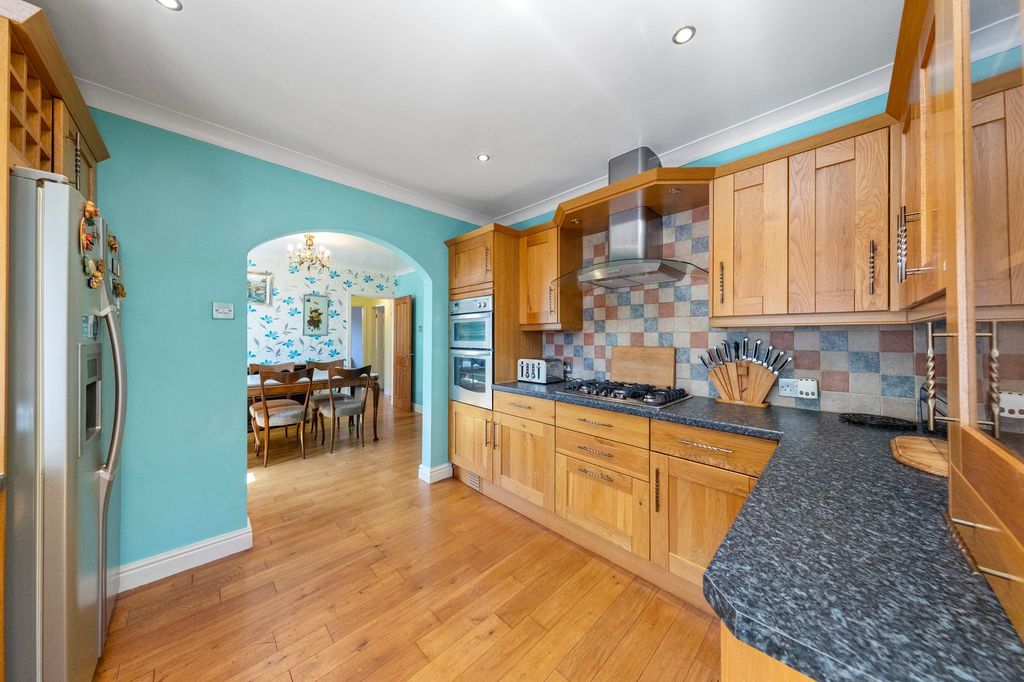 Property photo 3 of 27