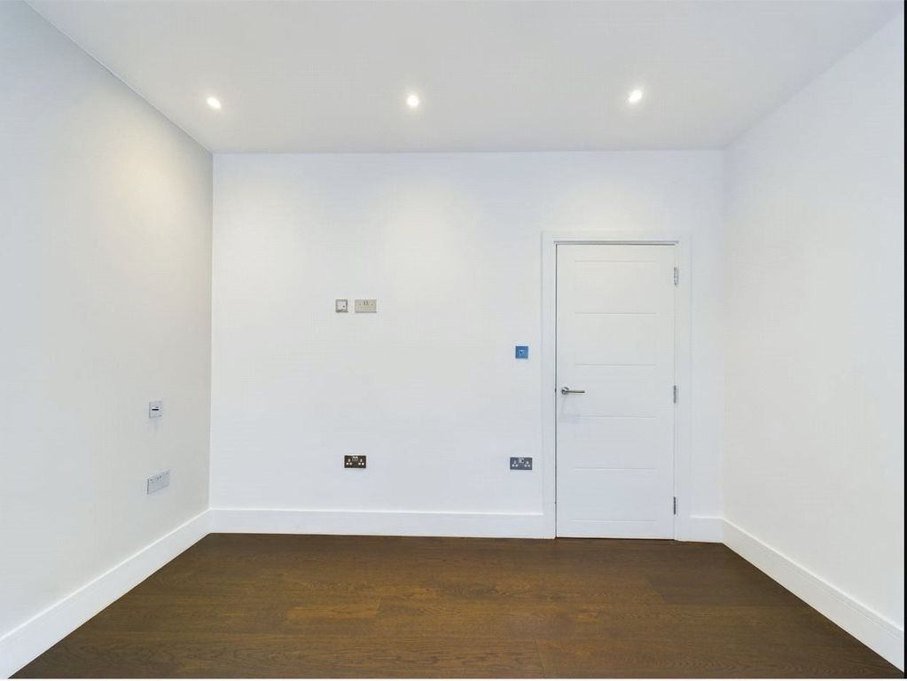 Property photo 3 of 9 Picture-No-08-68