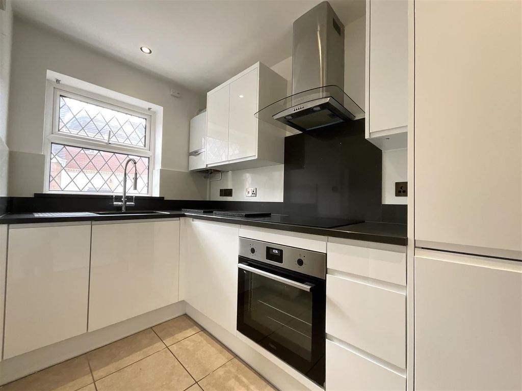 Property photo 3 of 10 Kitchen