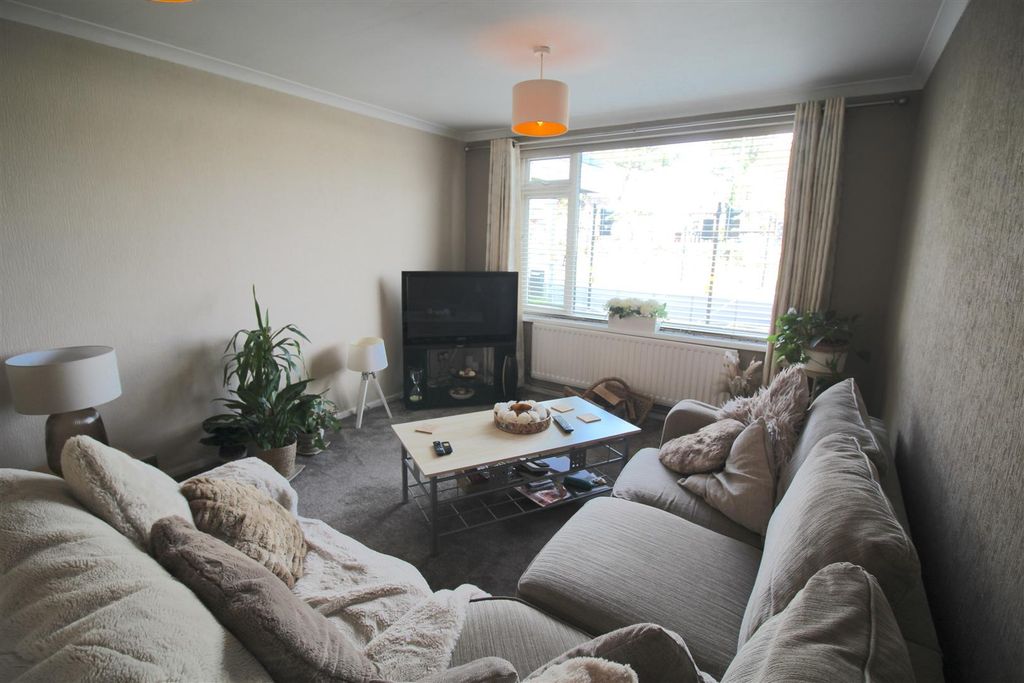 Property photo 3 of 7 Lounge