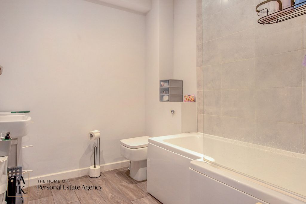 2 bed flat for saleJengers Mead, Billingshurst RH14