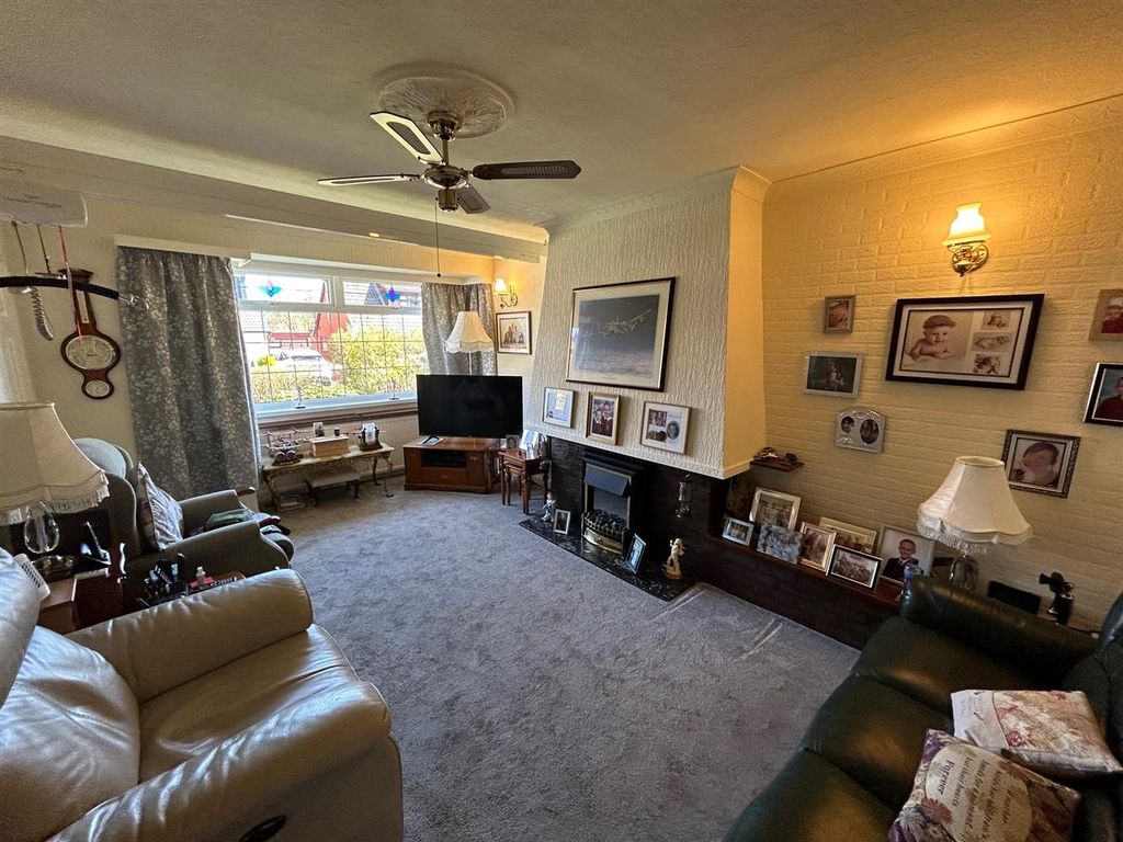 Property photo 2 of 12 Lounge.Jpg