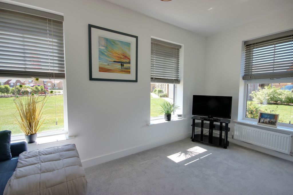 Property photo 3 of 13 1 6 Silver Bed 2B