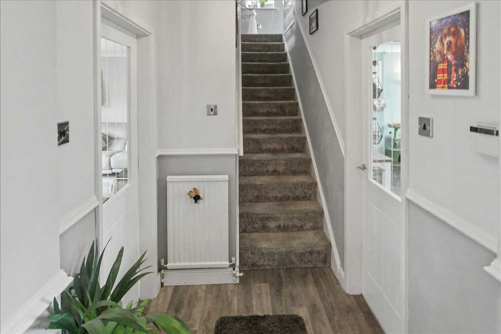 Property photo 2 of 21 Entrance Hall