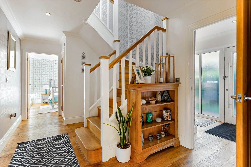 Property photo 2 of 27 Entrance Hall