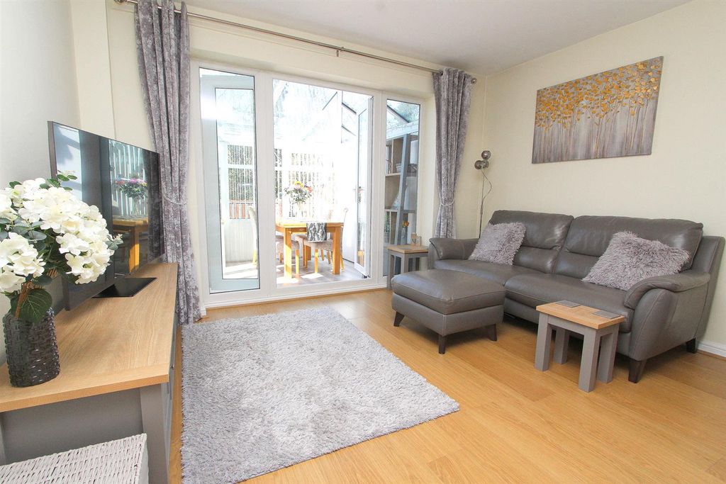 Property photo 3 of 26 Lounge B.Jpg