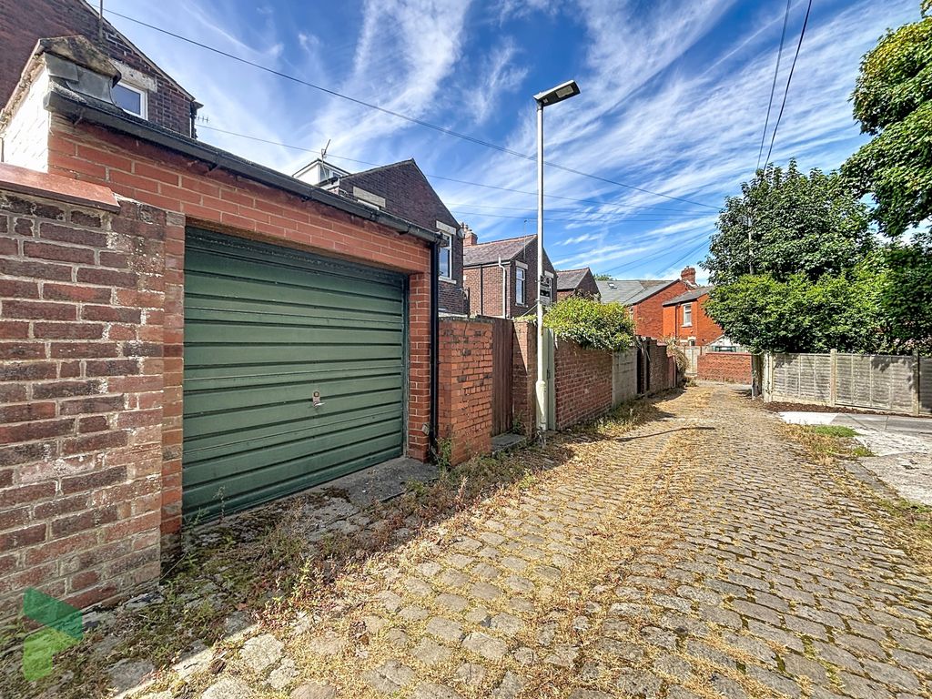 Property photo 1 of 32 Garage At Rear