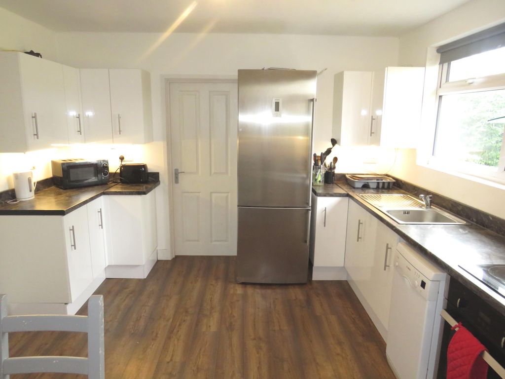 Property photo 3 of 9 Kitchen
