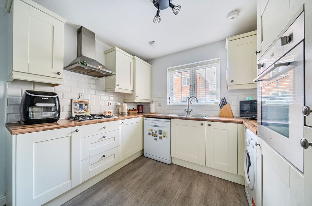 Property photo 3 of 16 Kitchen