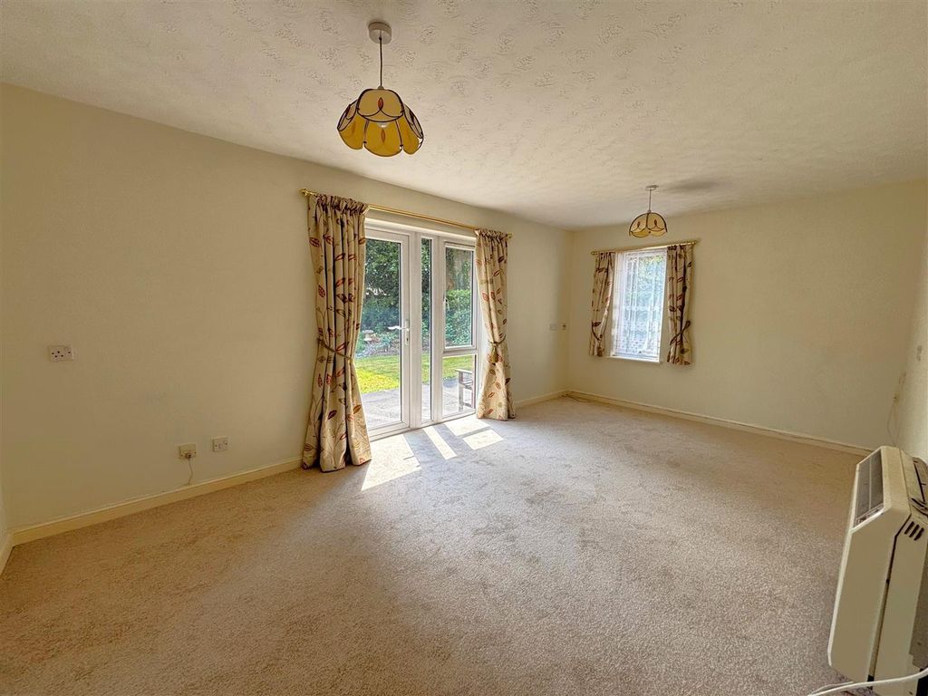 Property photo 2 of 10 Living