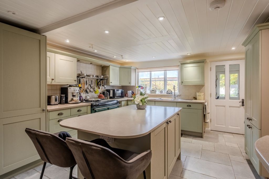 Property photo 3 of 34