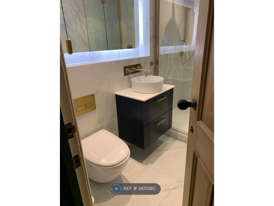 Property photo 2 of 18 Bathroom