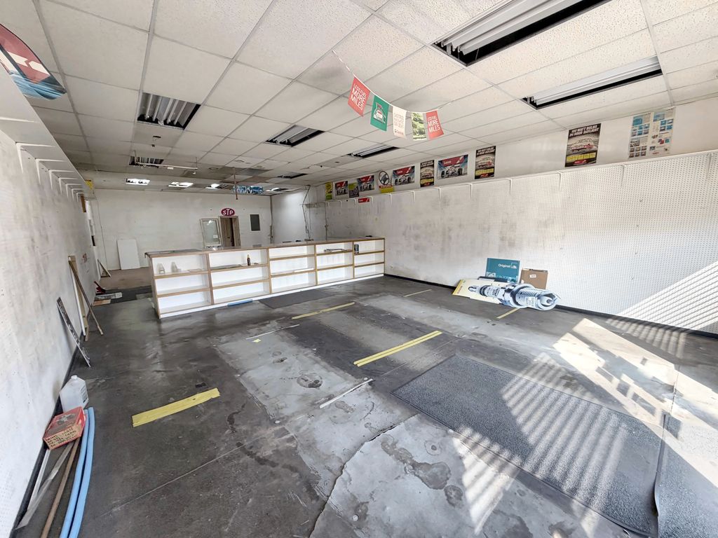 Property photo 1 of 6 Retail Unit To Rent Kenton Road, Harrow Ha3