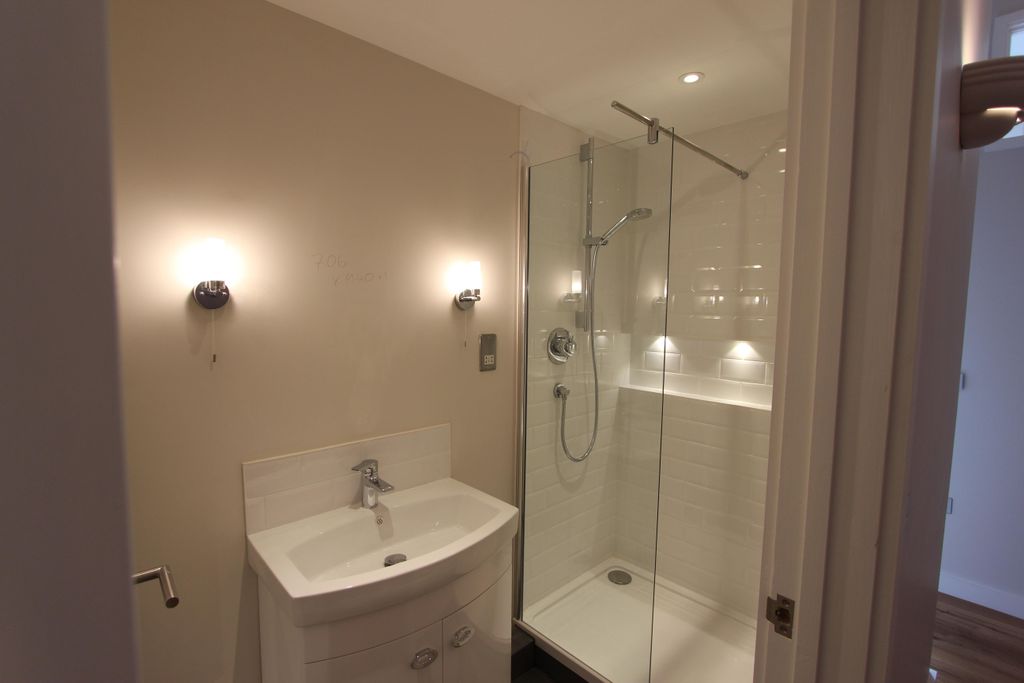 Property photo 2 of 6 Bathroom