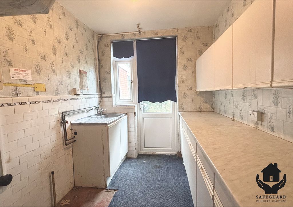 Property photo 3 of 8 Kitchen