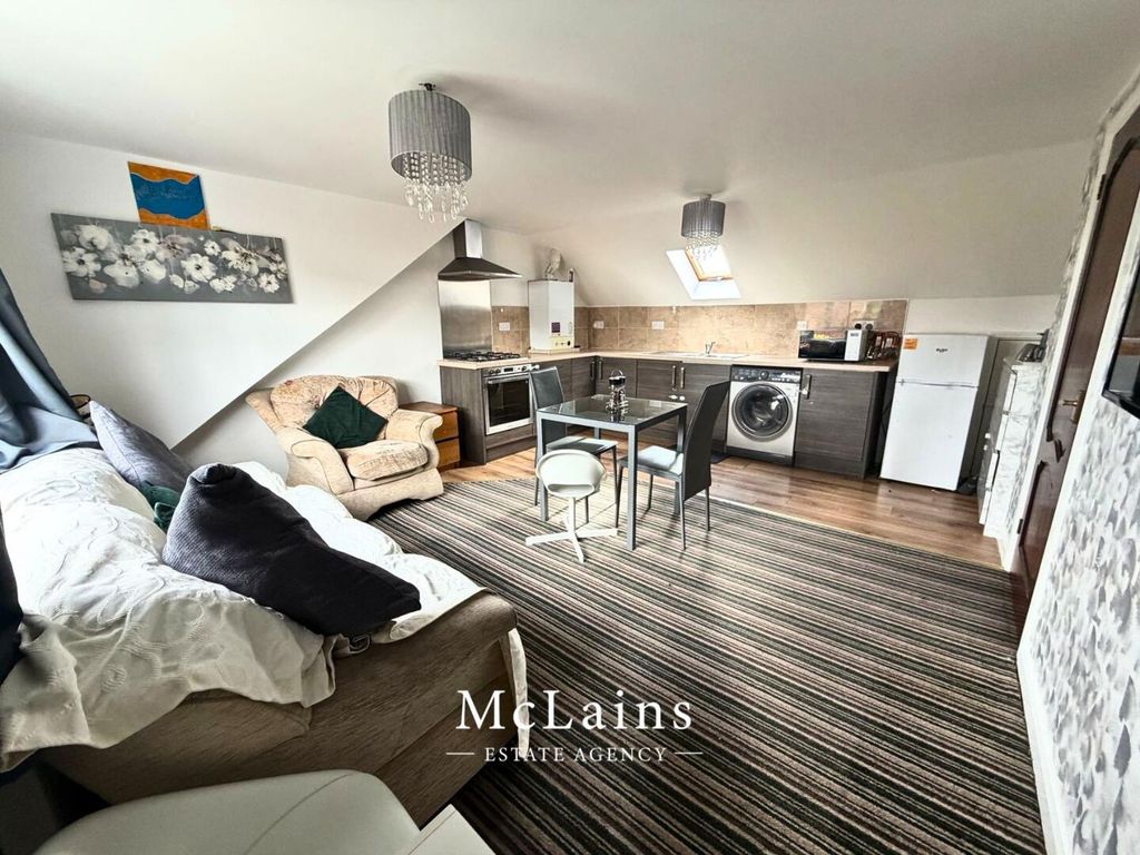 Property photo 1 of 7 Living Room