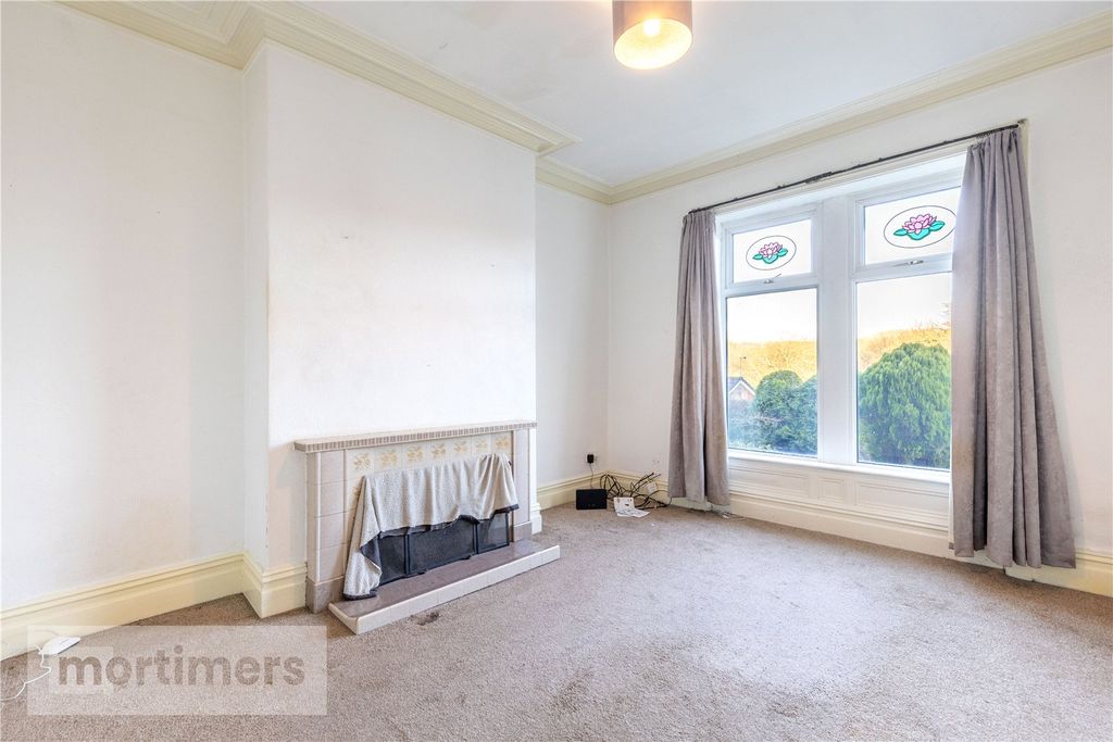 Property photo 3 of 18 Living Room