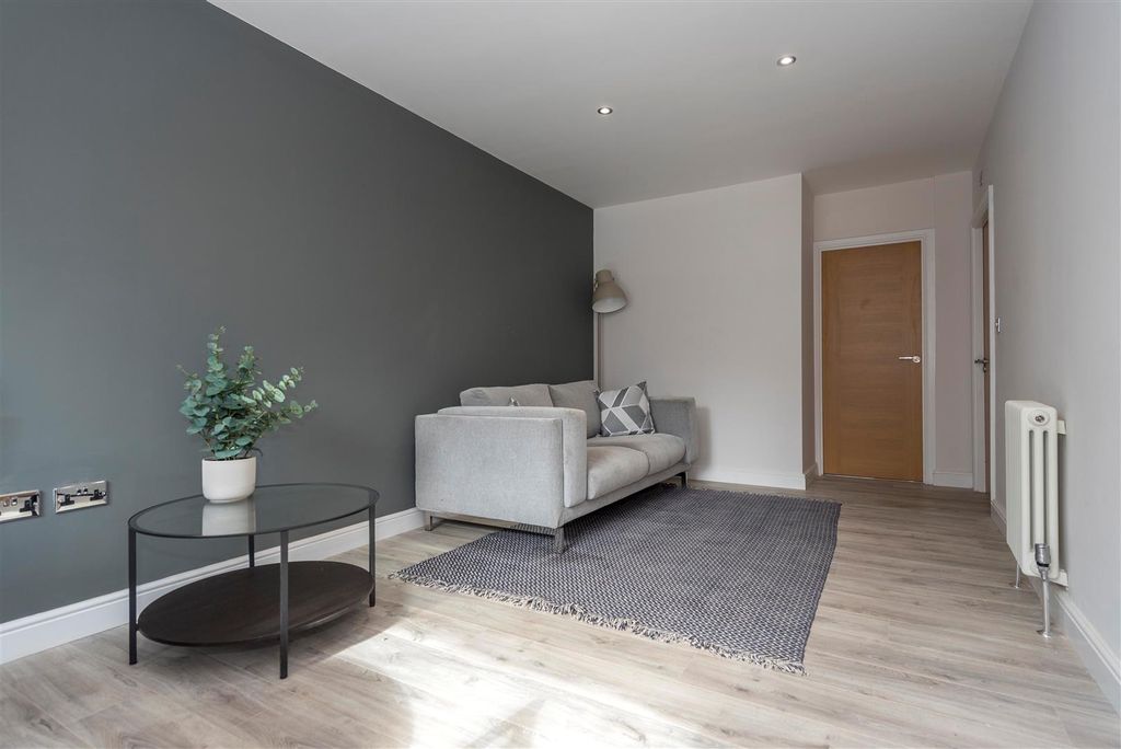 Property photo 3 of 9 Lounge