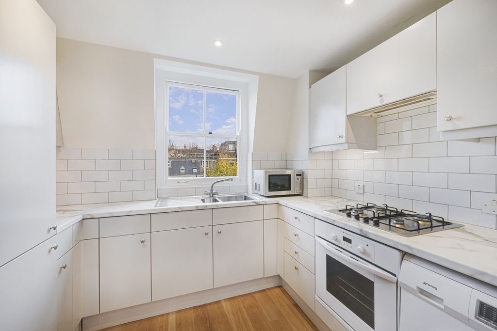 Property photo 3 of 13 Coleherne Road