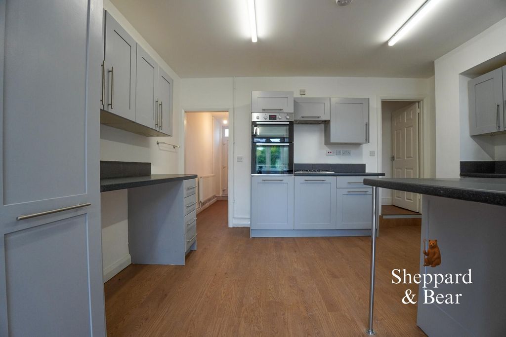 Property photo 3 of 16 Kitchen