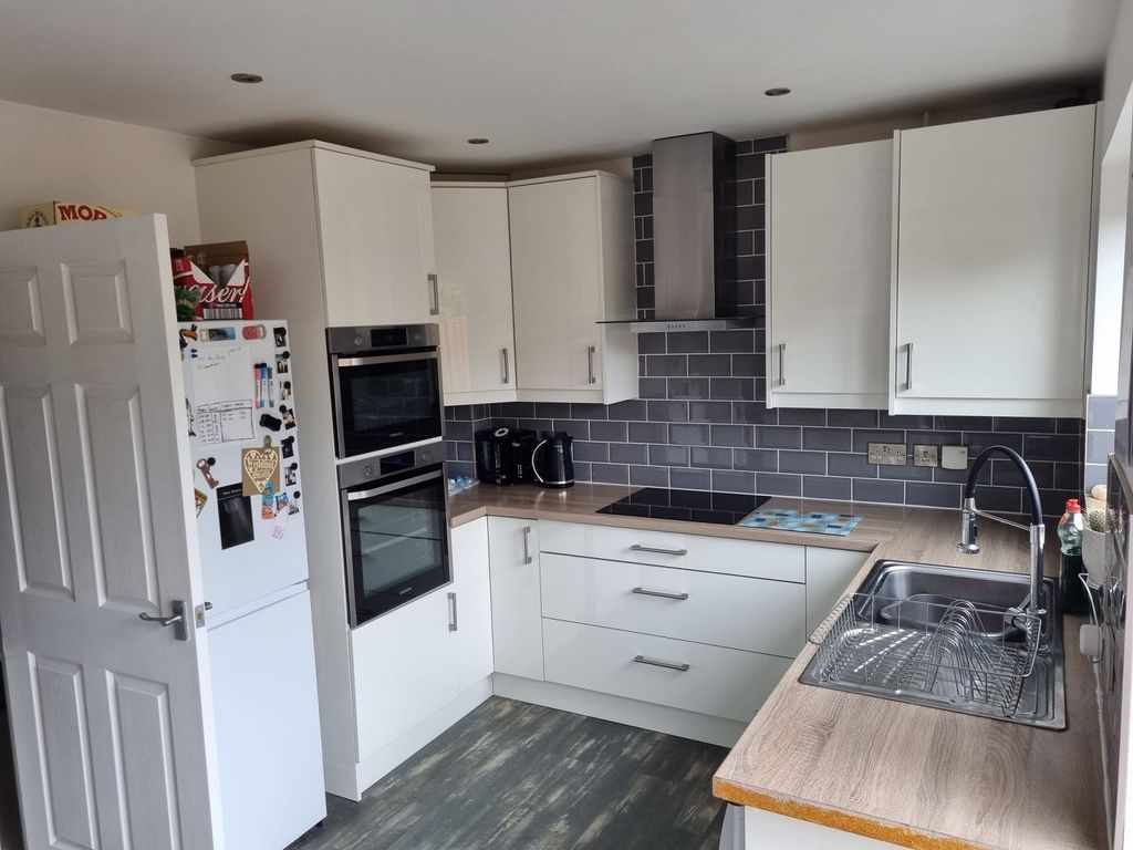 Property photo 3 of 14 Kitchen