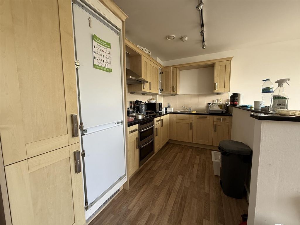 2 bed flat for saleLloyd George Avenue, Cardiff CF10 photo 5
