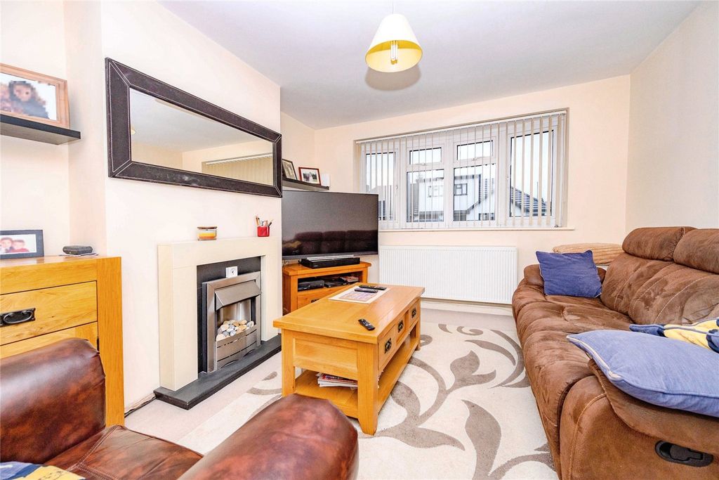 Property photo 3 of 16 Lounge