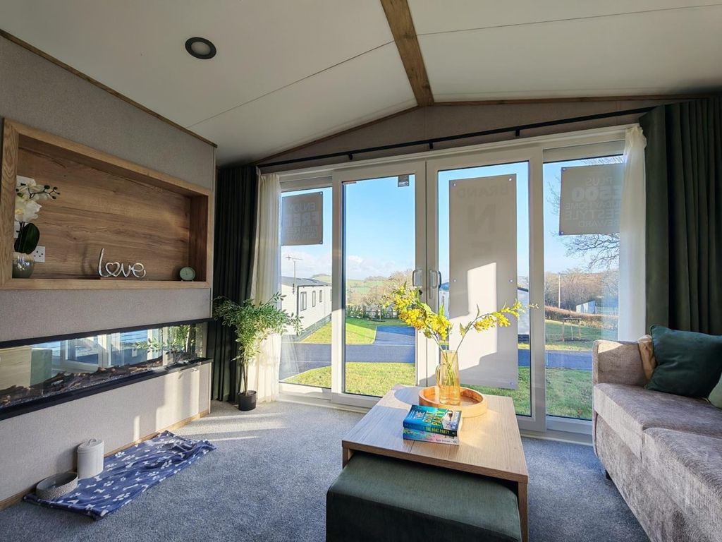 Property photo 1 of 7 - Abi Ingleton For Sale