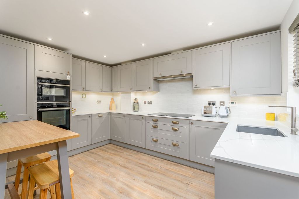 Property photo 2 of 25