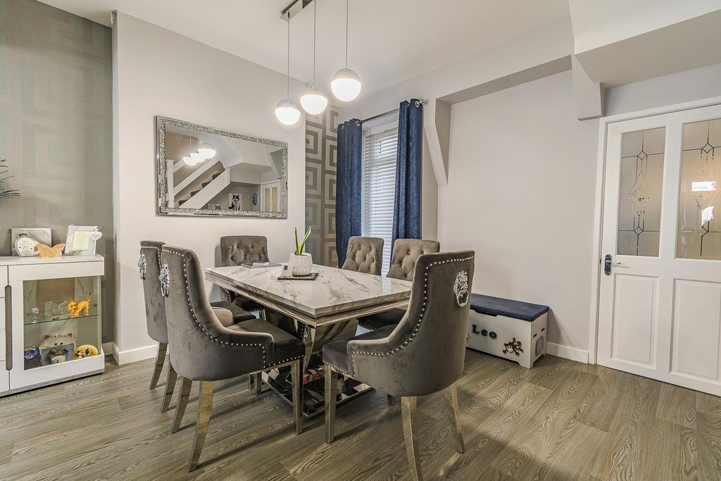 Property photo 3 of 18 Dining Room