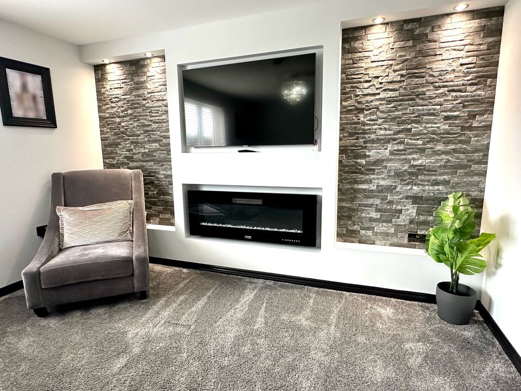 Property photo 3 of 19 Lounge