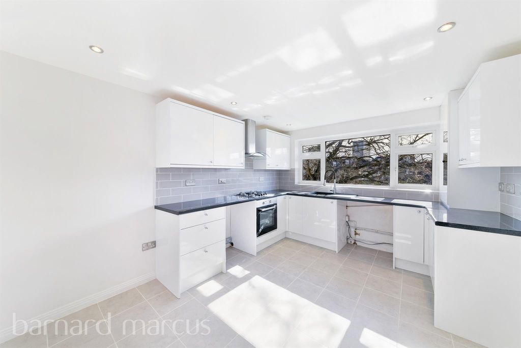 Property photo 3 of 10 Kitchen