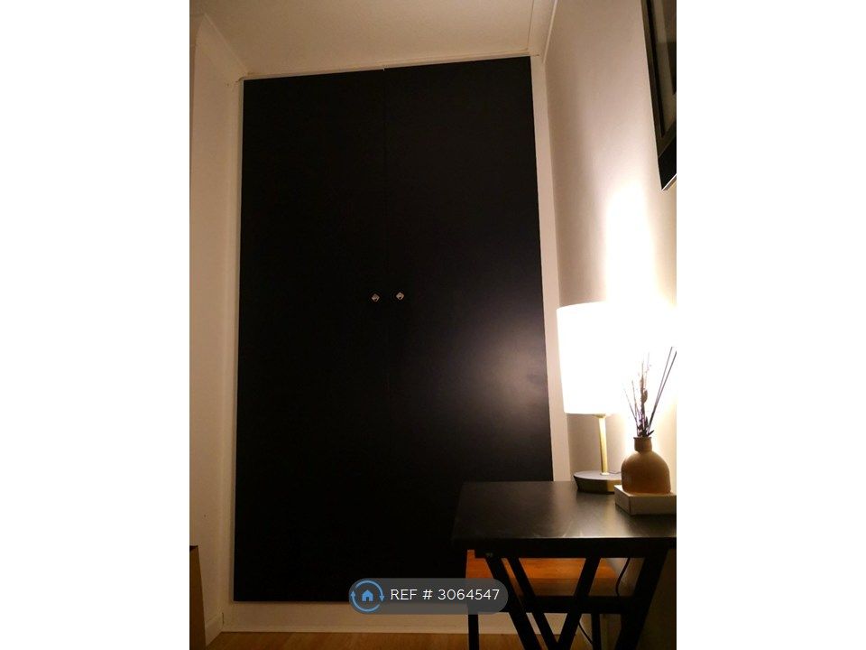 Property photo 3 of 9 Double Built In Wardrobe
